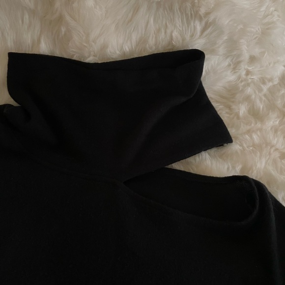 Set of Two Open Shoulder Tops - Picture 10 of 12